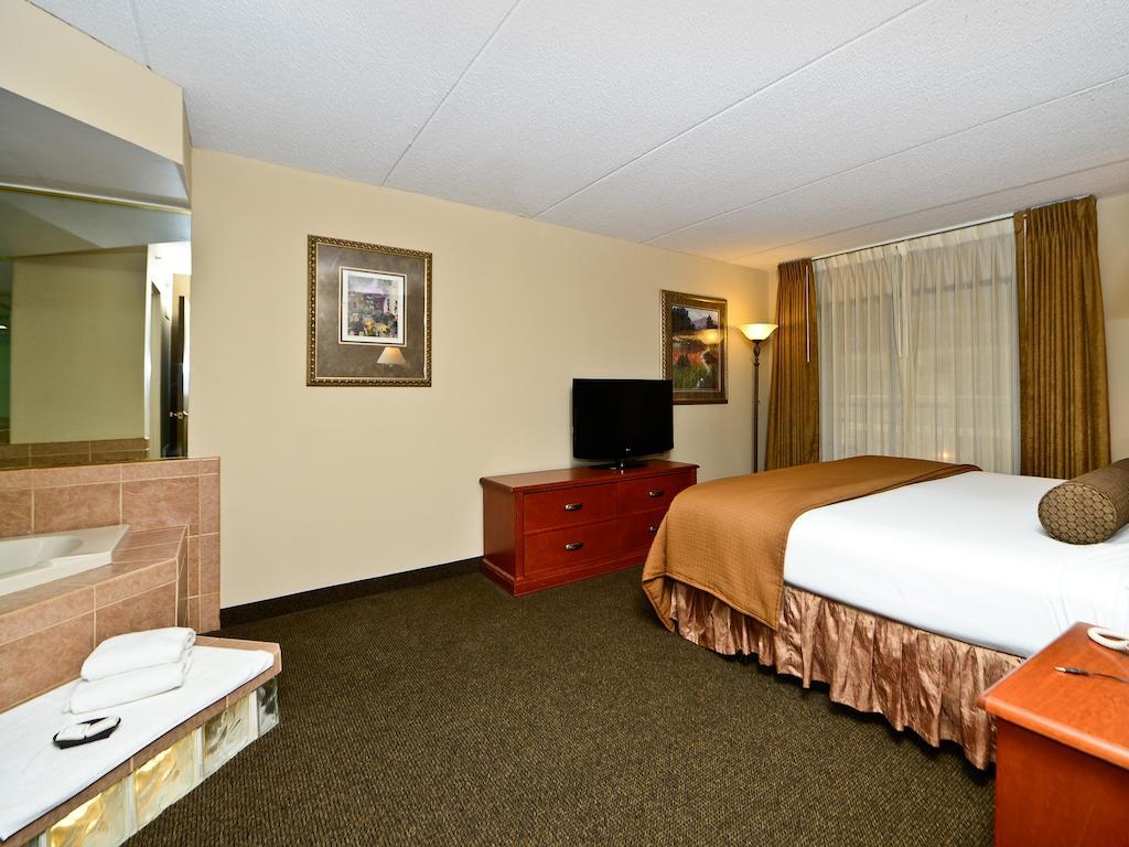 Ramada By Wyndham Plymouth Hotel & Conference Center Esterno foto
