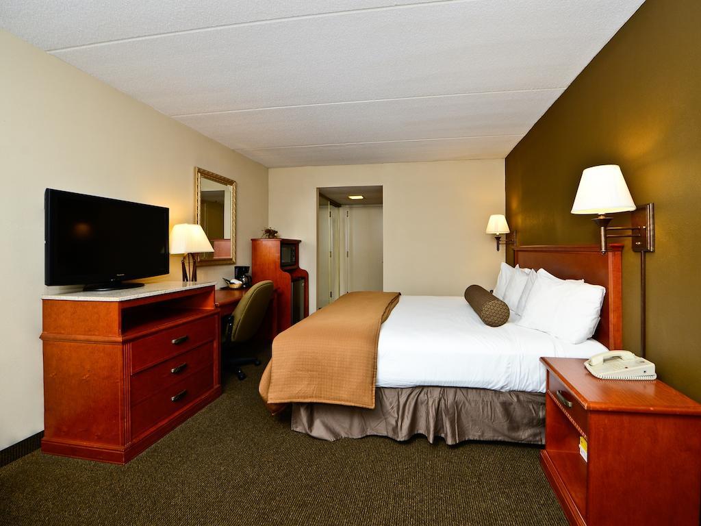 Ramada By Wyndham Plymouth Hotel & Conference Center Esterno foto