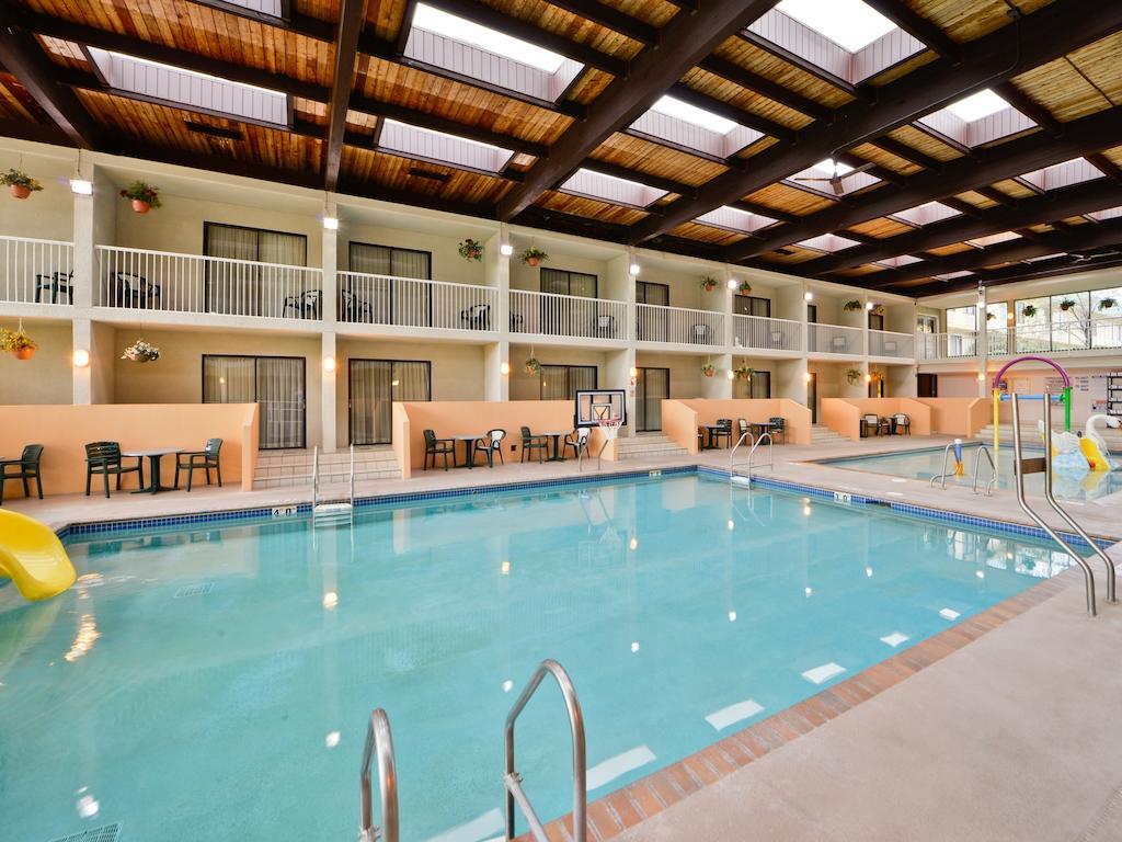 Ramada By Wyndham Plymouth Hotel & Conference Center Esterno foto
