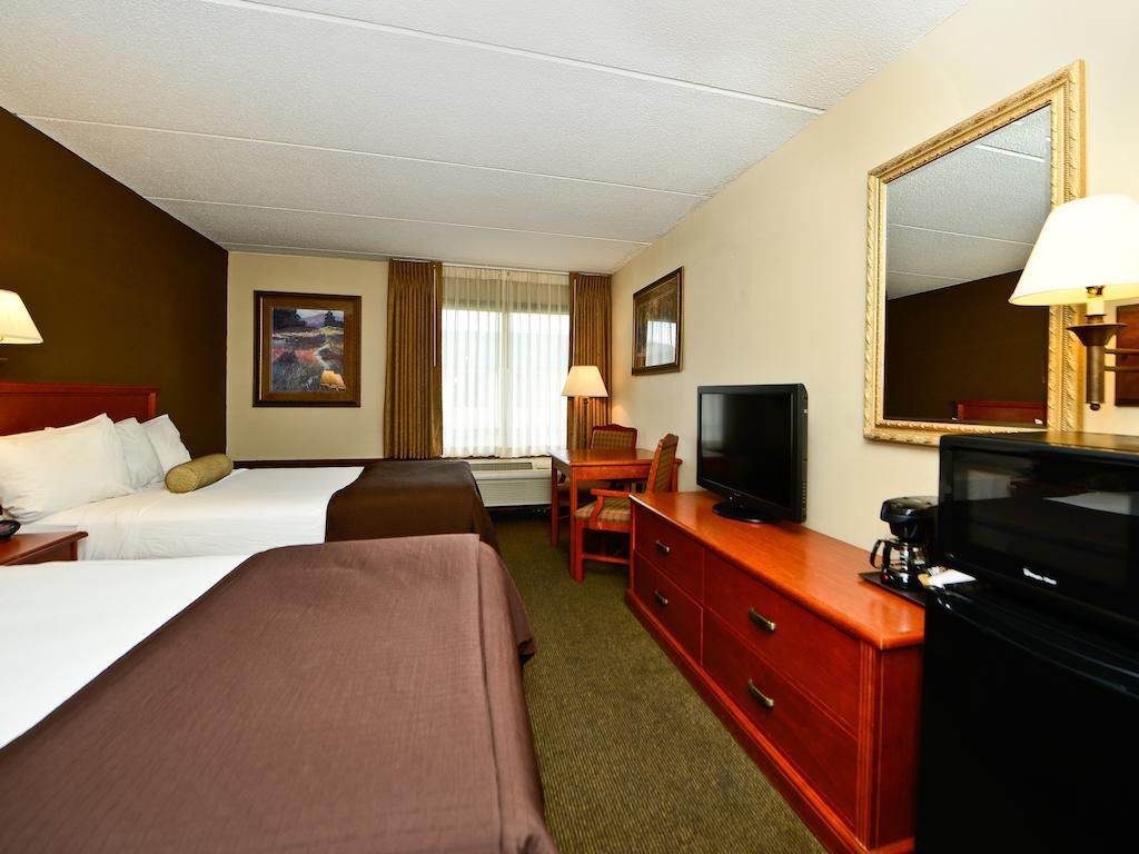 Ramada By Wyndham Plymouth Hotel & Conference Center Esterno foto