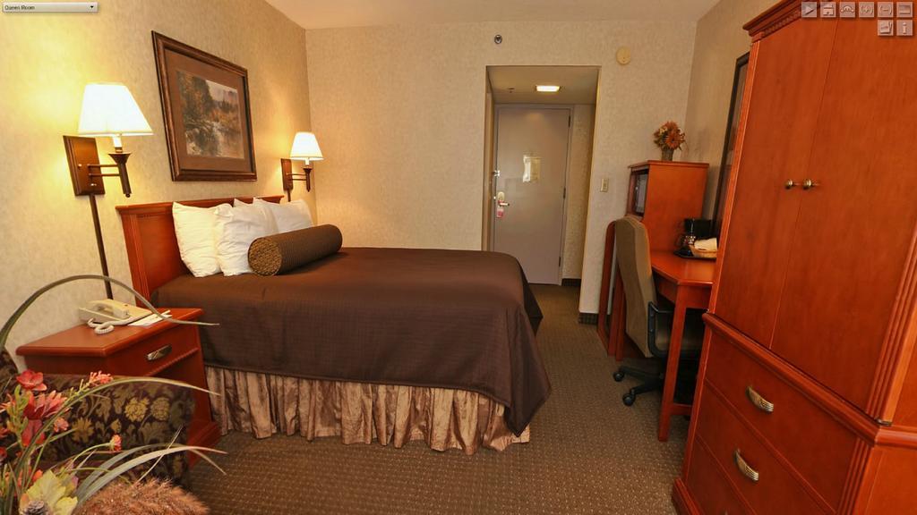 Ramada By Wyndham Plymouth Hotel & Conference Center Esterno foto