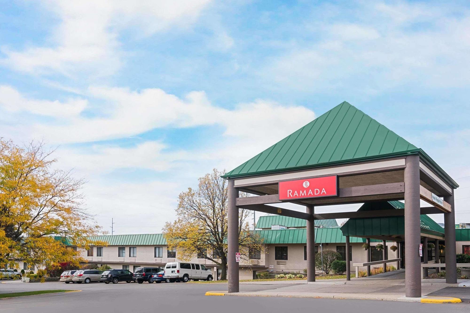 Ramada By Wyndham Plymouth Hotel & Conference Center Esterno foto
