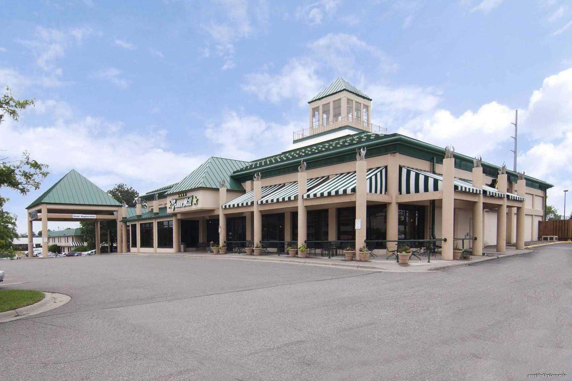 Ramada By Wyndham Plymouth Hotel & Conference Center Esterno foto