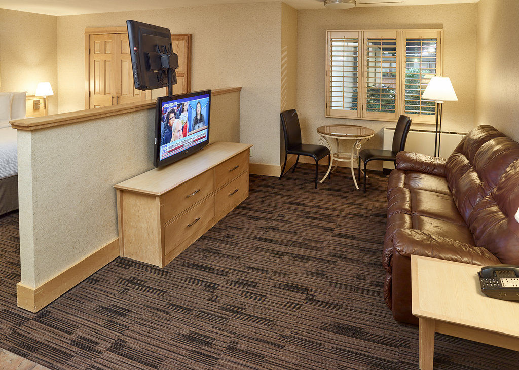 Ramada By Wyndham Plymouth Hotel & Conference Center Esterno foto