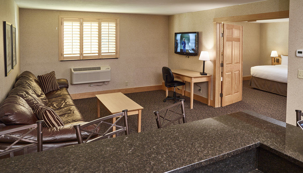 Ramada By Wyndham Plymouth Hotel & Conference Center Esterno foto