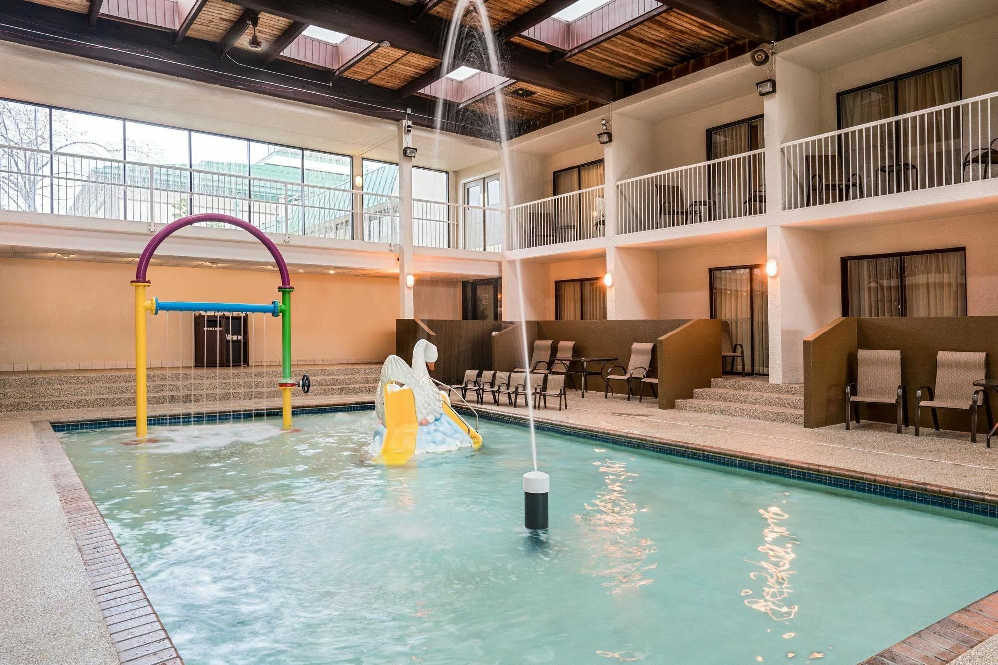 Ramada By Wyndham Plymouth Hotel & Conference Center Esterno foto
