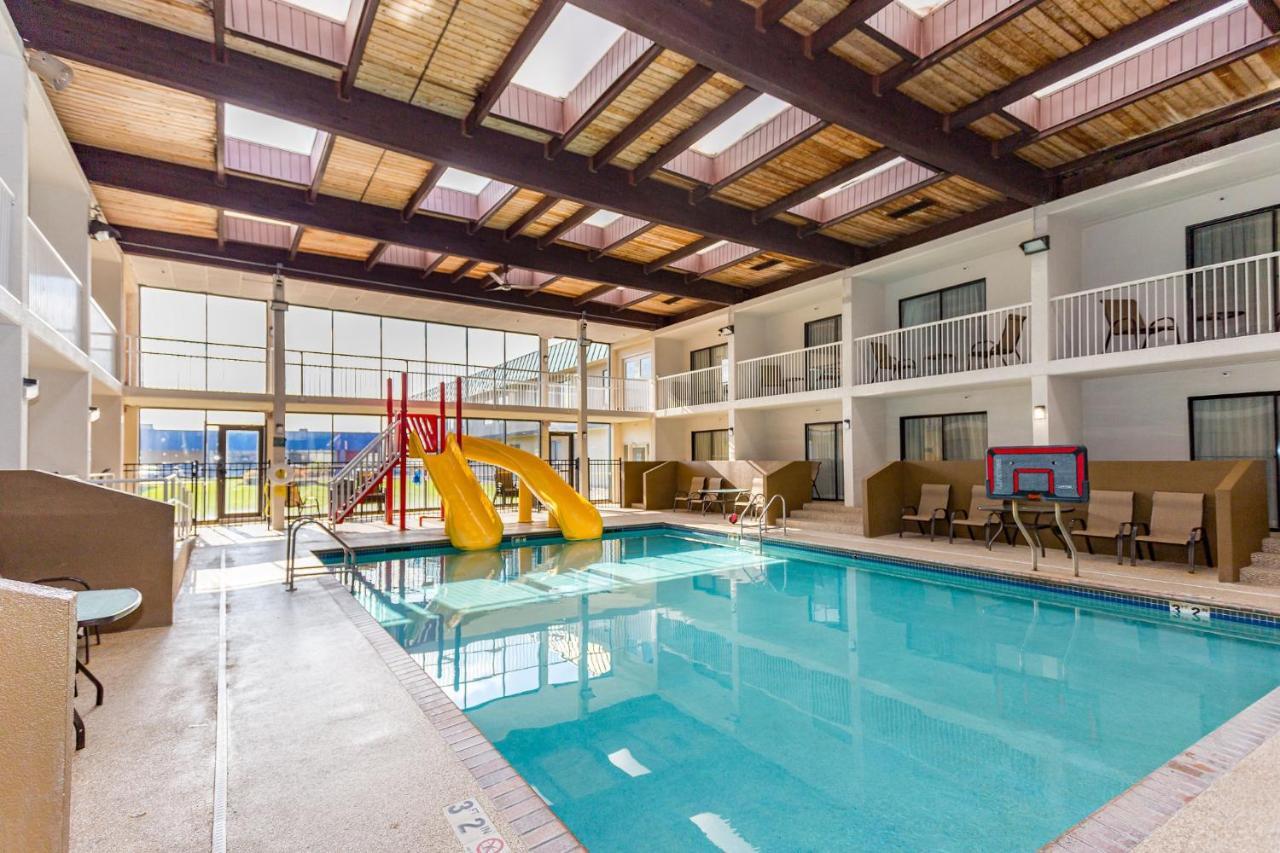 Ramada By Wyndham Plymouth Hotel & Conference Center Esterno foto