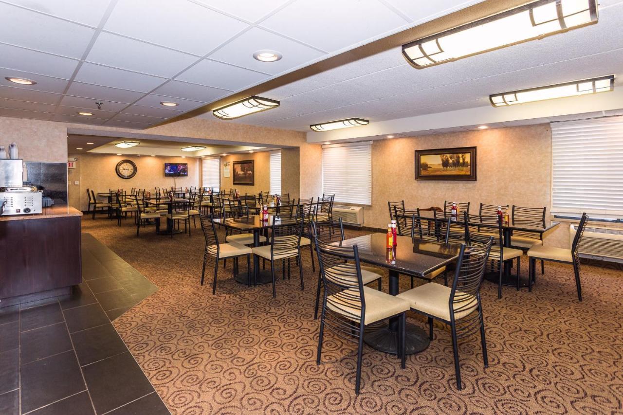 Ramada By Wyndham Plymouth Hotel & Conference Center Esterno foto