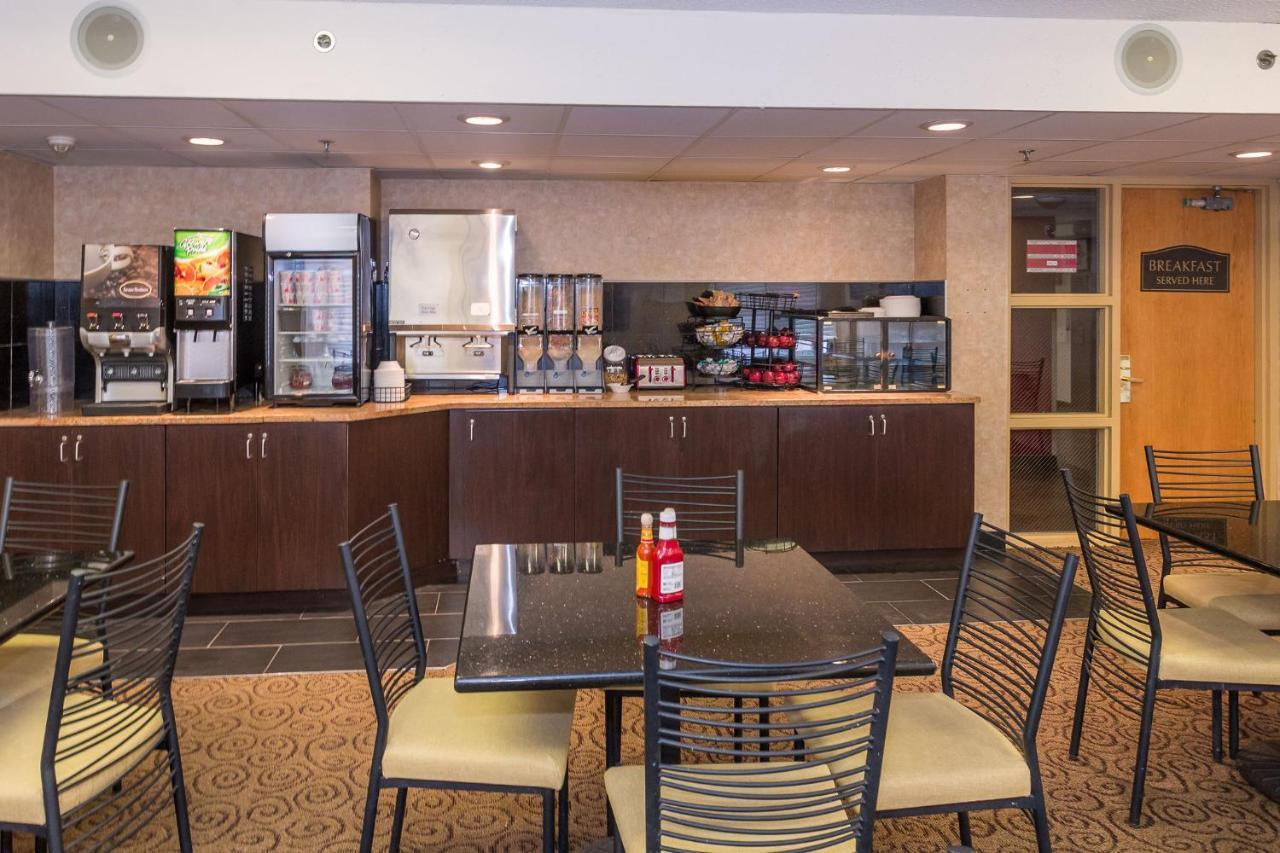 Ramada By Wyndham Plymouth Hotel & Conference Center Esterno foto