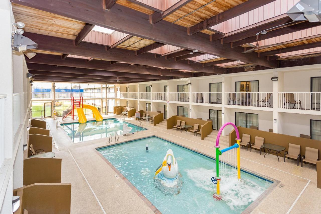 Ramada By Wyndham Plymouth Hotel & Conference Center Esterno foto