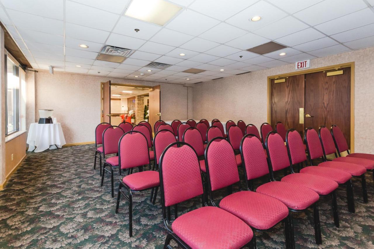 Ramada By Wyndham Plymouth Hotel & Conference Center Esterno foto