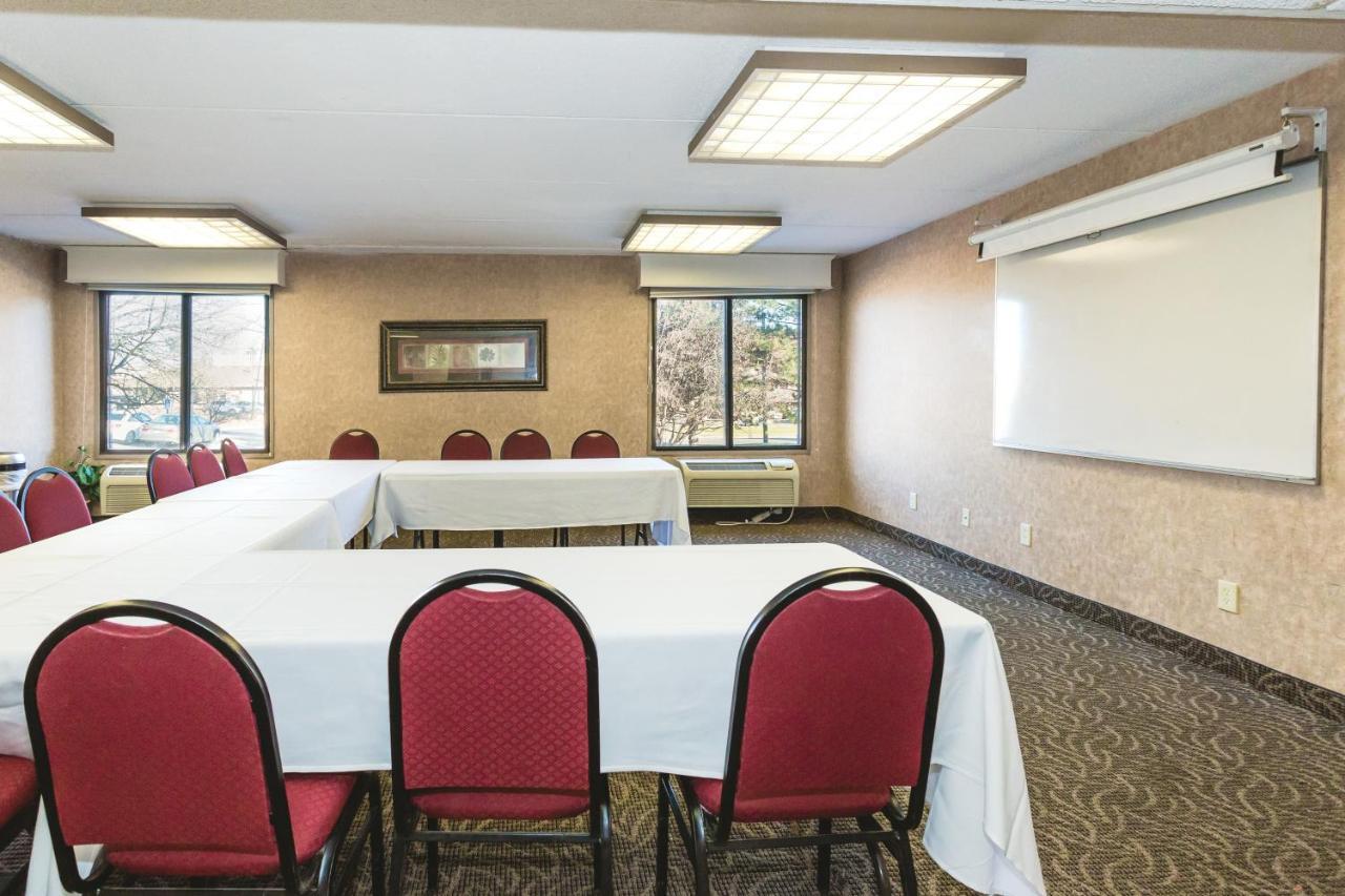 Ramada By Wyndham Plymouth Hotel & Conference Center Esterno foto