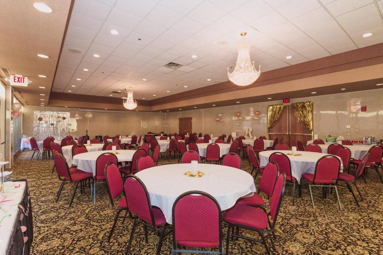 Ramada By Wyndham Plymouth Hotel & Conference Center Esterno foto