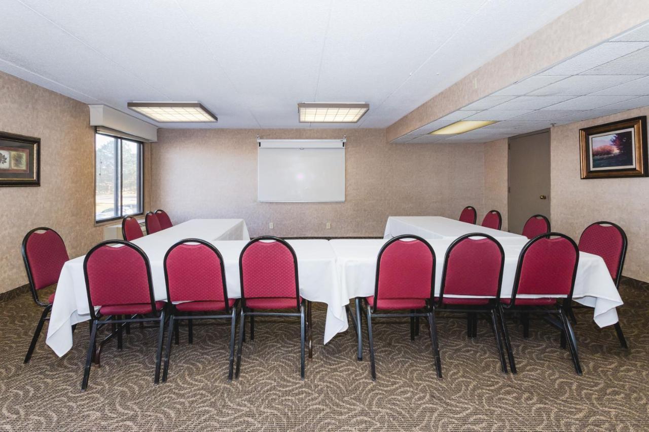 Ramada By Wyndham Plymouth Hotel & Conference Center Esterno foto
