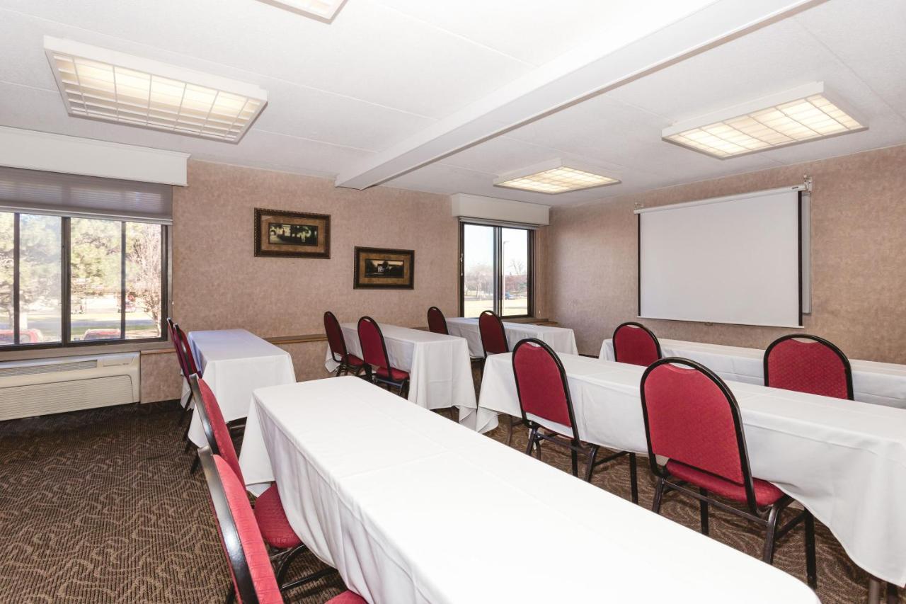 Ramada By Wyndham Plymouth Hotel & Conference Center Esterno foto