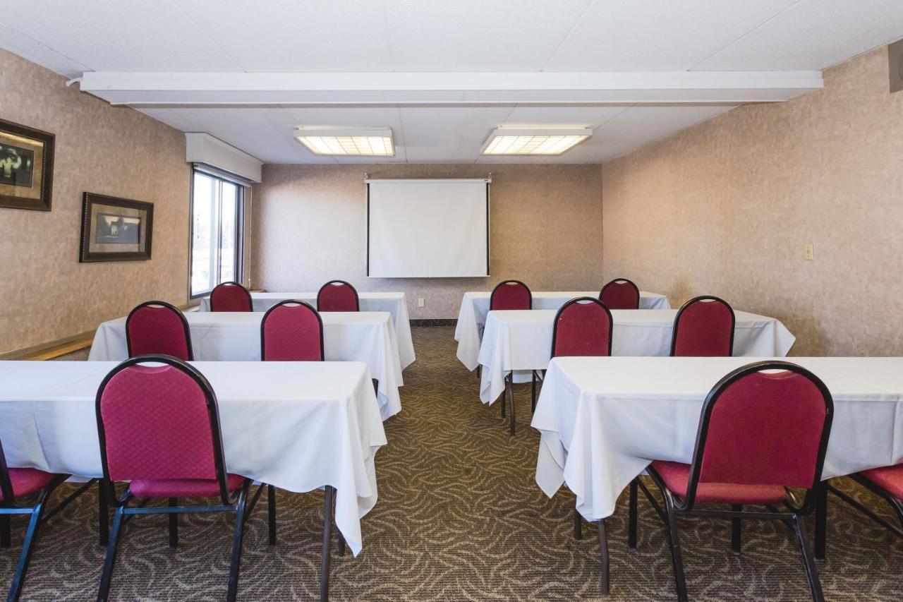 Ramada By Wyndham Plymouth Hotel & Conference Center Esterno foto