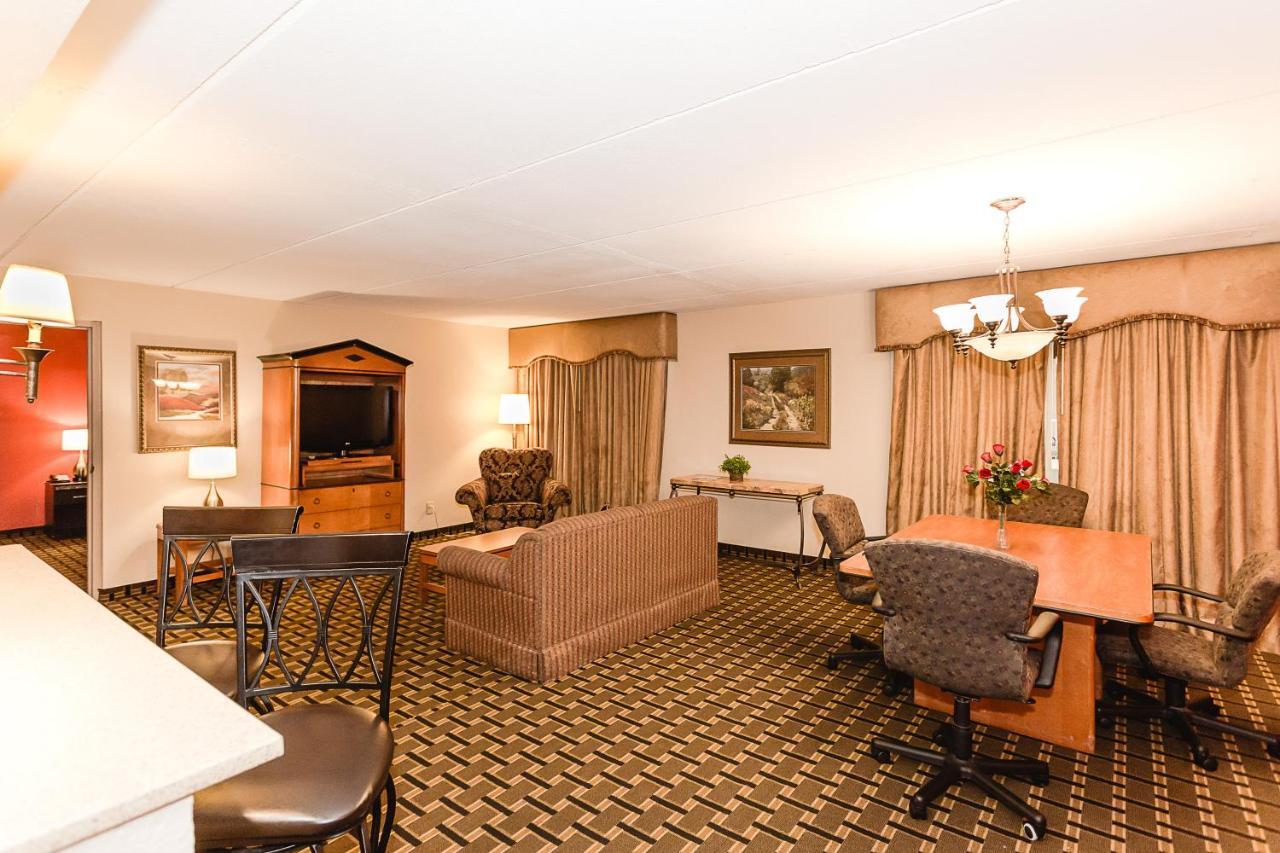 Ramada By Wyndham Plymouth Hotel & Conference Center Esterno foto