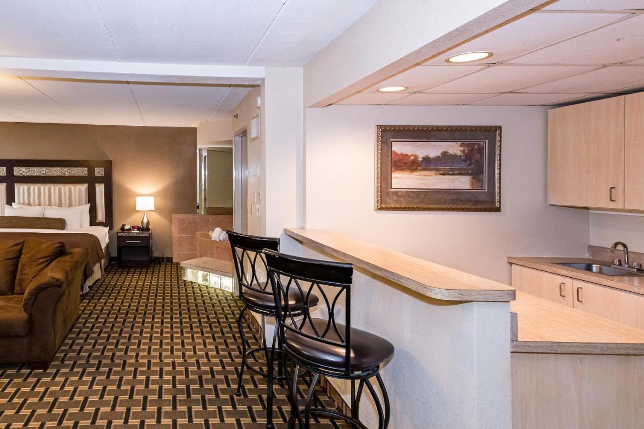 Ramada By Wyndham Plymouth Hotel & Conference Center Esterno foto