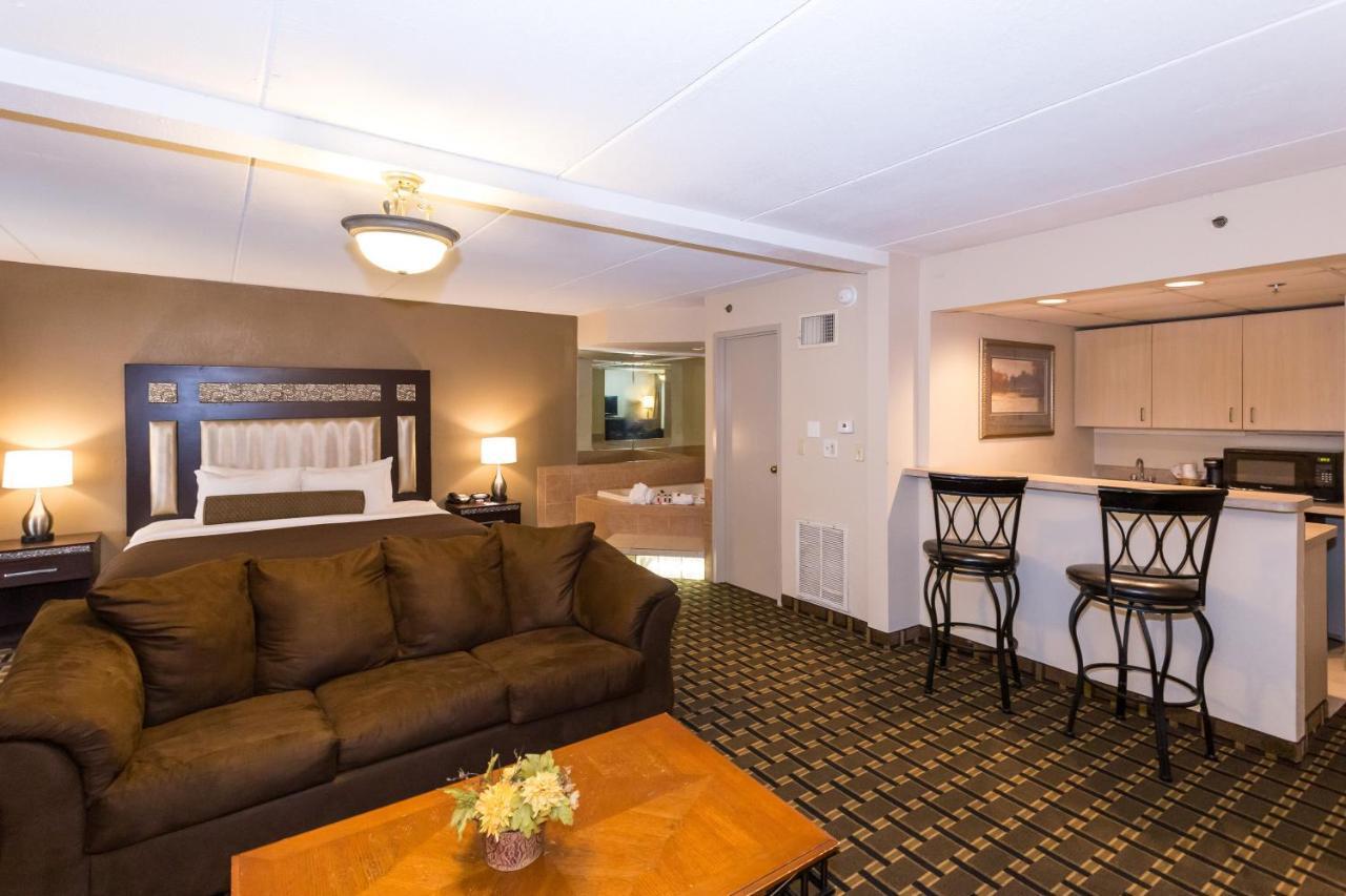 Ramada By Wyndham Plymouth Hotel & Conference Center Esterno foto