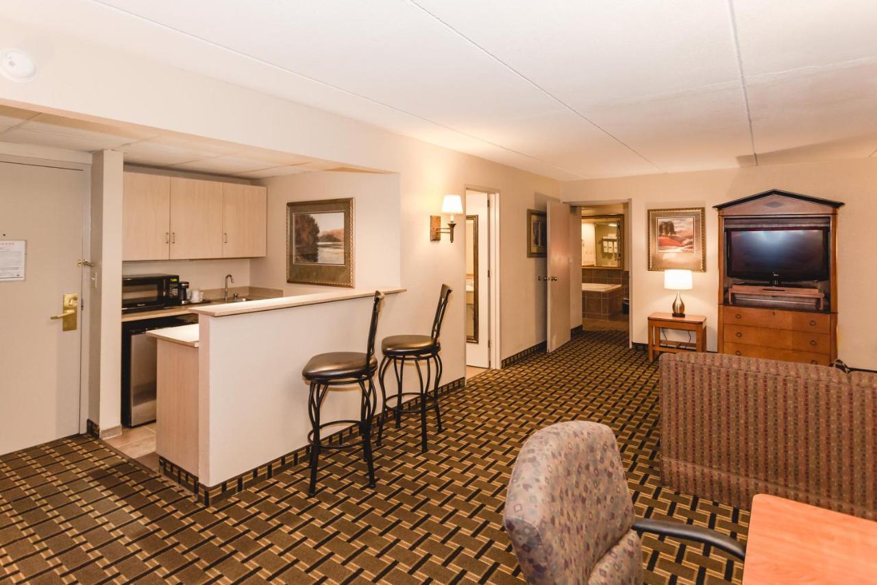 Ramada By Wyndham Plymouth Hotel & Conference Center Esterno foto