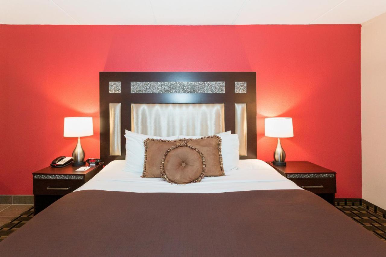 Ramada By Wyndham Plymouth Hotel & Conference Center Esterno foto