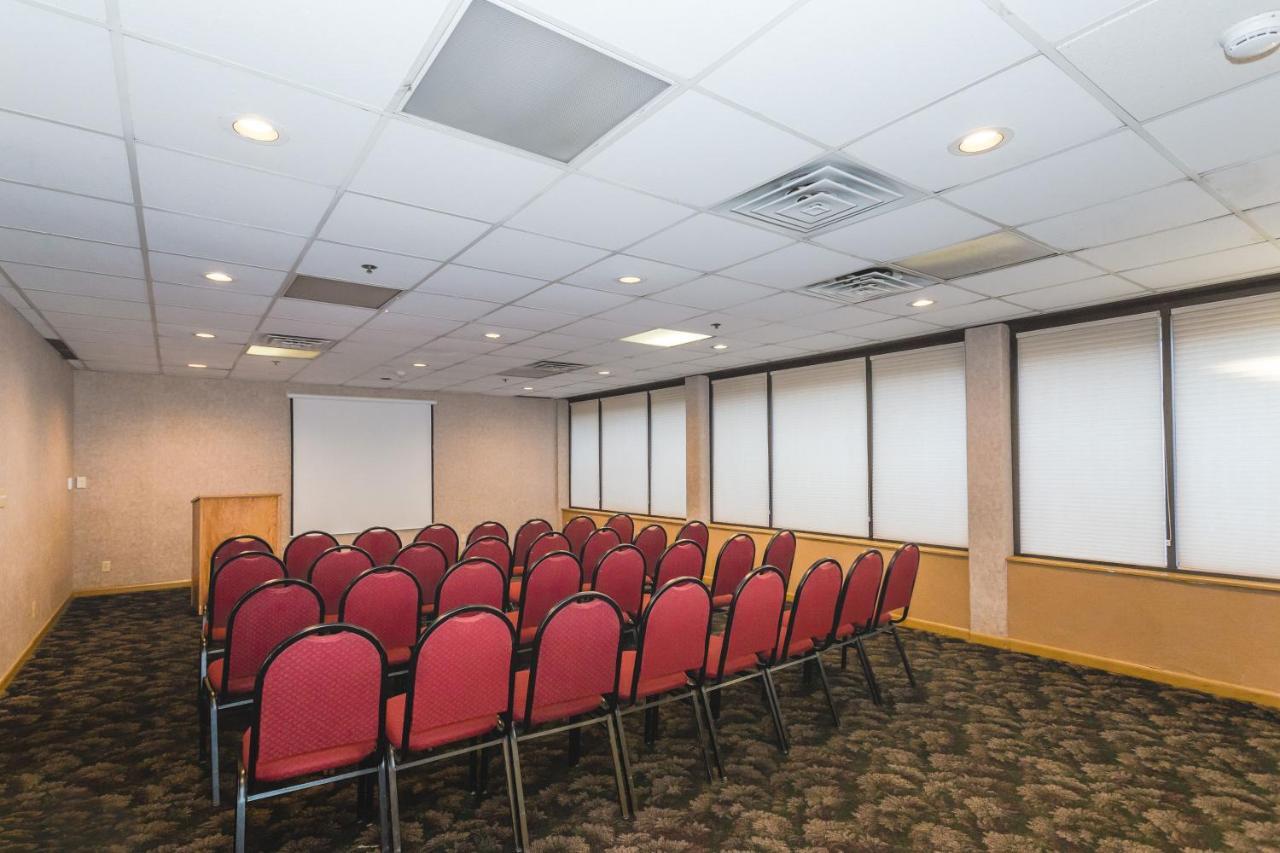 Ramada By Wyndham Plymouth Hotel & Conference Center Esterno foto
