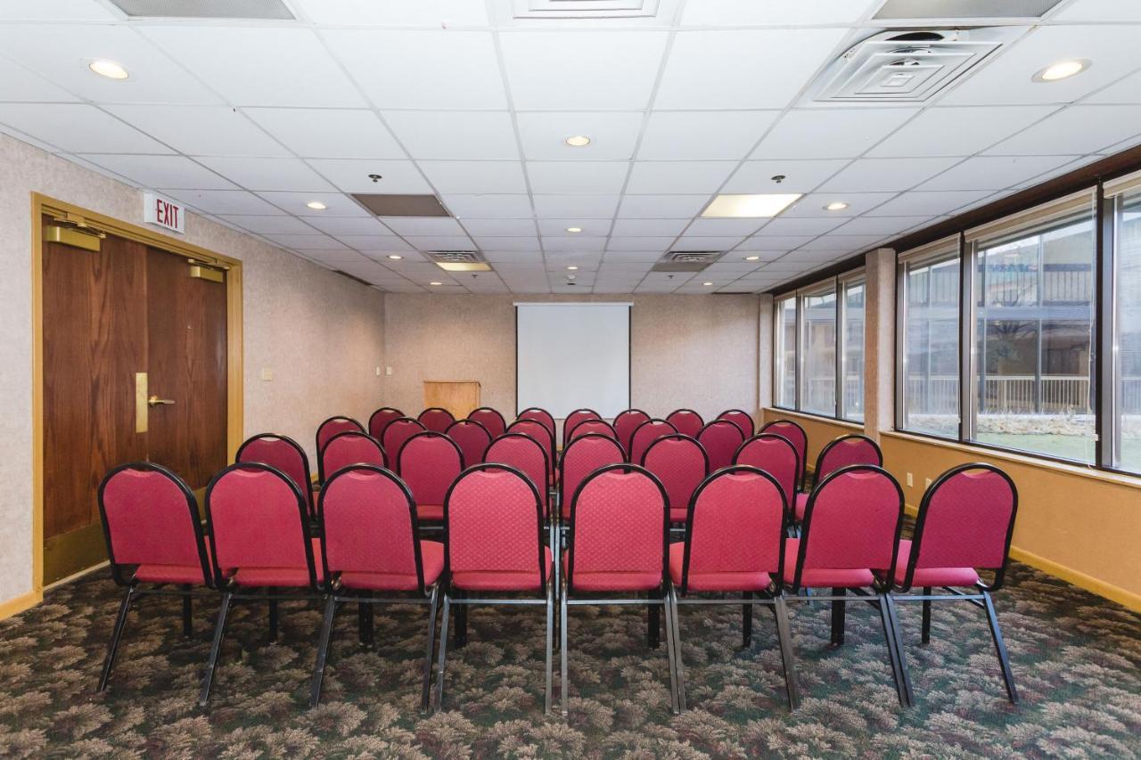 Ramada By Wyndham Plymouth Hotel & Conference Center Esterno foto