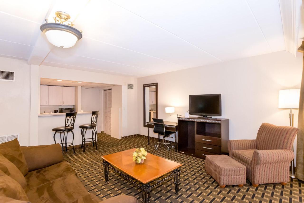 Ramada By Wyndham Plymouth Hotel & Conference Center Esterno foto
